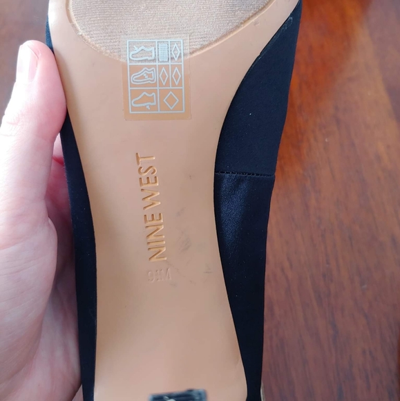 AVAILABLE ONLY IN THE BUNDLE/ Amazing Nine West 9 1/2 Heels, black and gold - Picture 8 of 15